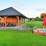 Holiday Home With Garden, Sauna, Jacuzzi بيت للعطل *