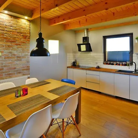 Holiday Home With Garden, Sauna, Jacuzzi بيت للعطل