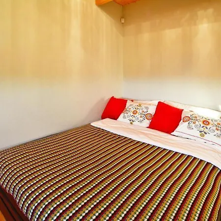 Holiday Home With Garden, Sauna, Jacuzzi بيت للعطل *